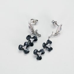 Fekete kerámia virágos fehérarany fülbevaló