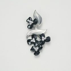 Fekete kerámia virágos fehérarany medál